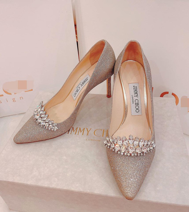Giày Jimmy Choo có giá hơn 21 triệu đồng cũng góp mặt trong tủ đồ hiệu hoành tráng của giảng viên đại học Âu Hà My.