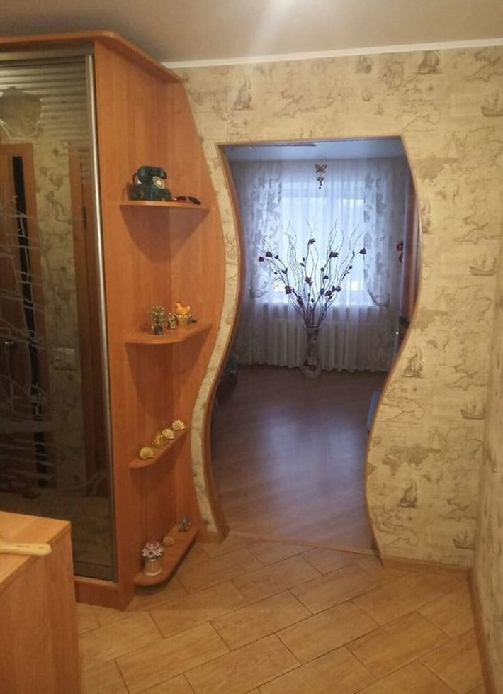 Vì muốn cách điệu theo hình của chiếc kệ bên cạnh để cho chúng trông nổi bật nhưng kết quả là chưa có cánh cửa nào phù hợp. Ảnh: Brightside.