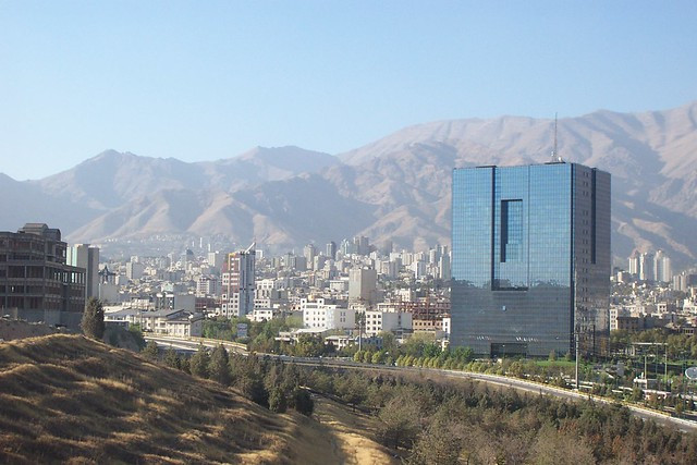 Kho trữ vàng của Iran được cho là không thể xuyên thủng. Nơi đây được bảo vệ bằng những bức tường đá granite chắc chắn và dày hàng mét, được quân đội và những tay súng thiện xạ cùng hỏa lực mạnh bảo vệ nghiêm ngặt. Ảnh: Cmi-gold-silver