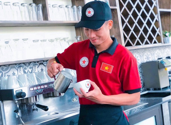 Được biết, trung vệ Bùi Tiến Dũng đã chi khoảng gần 2 tỷ để khởi nghiệp kinh doanh cà phê. Hiện, lĩnh vực kinh doanh của Dũng khá thuận lợi. Ảnh: Dân Việt.
