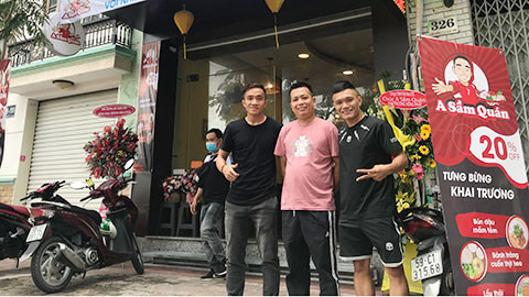 Không chỉ là mắt xích quan trọng của CLB TP HCM, hậu vệ Sầm Ngọc Đức còn rất giỏi kinh doanh. Mới đây, cầu thủ Ngọc Đức đã khai trương quán bún đậu mắm tôm do anh làm chủ trên đường Cao Thắng (Q.10, TP.HCM). Ảnh: Bongdaplus.
