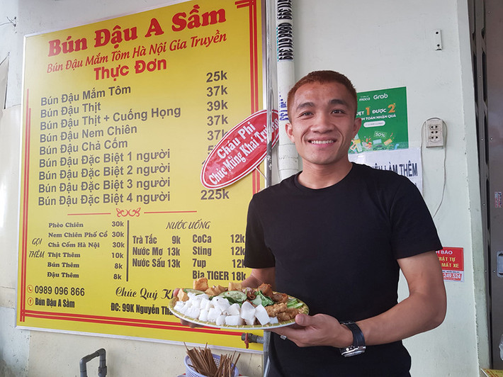 Thực tế, trước đó, Sầm Ngọc Đức đã mở một quán tương tự ở quận Tân Bình (TP.HCM) cũng với tên là A Sầm. Tuy nhiên, do muốn mở rộng kinh doanh, cầu thủ này đã quyết định chuyển đến một nơi rộng rãi, thoáng mát hơn. Ảnh: Dân Việt.