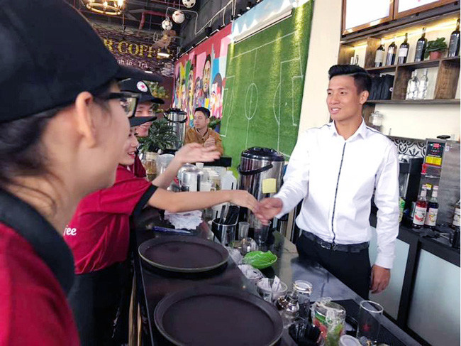 Đầu năm 2019, trung vệ Bùi Tiến Dũng lấn sân sang kinh doanh cà phê. Dũng chọn địa điểm toà 102 khu đô thị Usilk City Văn Khê, Vạn Phúc, Hà Đông, Hà Nội để làm nơi mở quán. Ảnh: Dân Việt.
