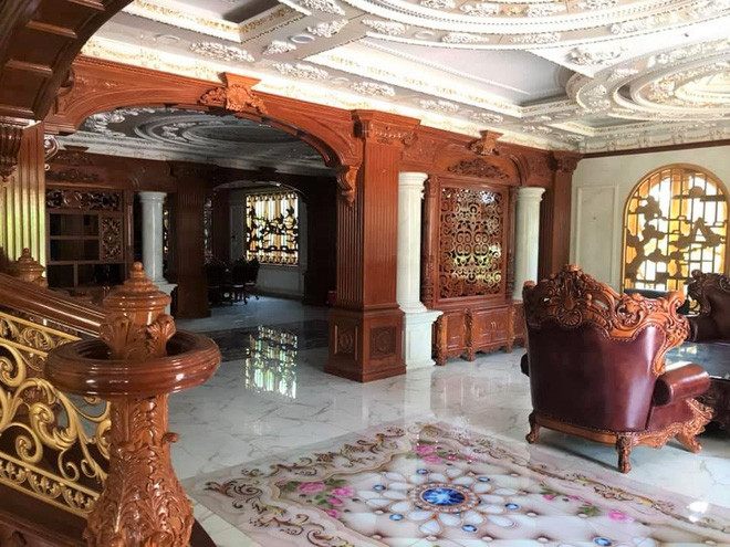 Căn biệt thự gây chú ý vì được chủ nhân trang trí nội thất tỉ mỉ, cầu kỳ. Ảnh: Nhipsongviet.
