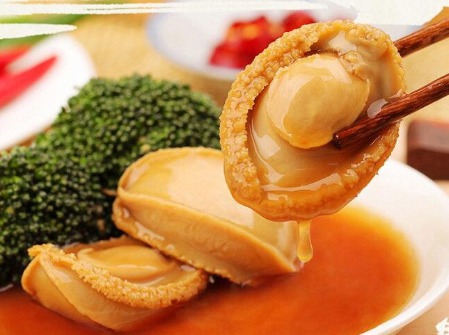 Một lý do nữa khiến giá bào ngư đắt đỏ là do trong bào ngư có nhiều dưỡng chất quý, bổ dưỡng cho sức khoẻ như mát gan, sáng mắt, cân bằng huyết áp, hạ nhiệt, tốt cho tim mạch....Ảnh: Facebook. Video: Thợ lặn châu Phi bắt trộm bào ngư cho… người giàu Trung Quốc. Nguồn: VTC14