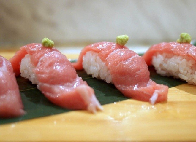 Sushi cá ngừ vây xanh được xem là một trong những món đắt đỏ nhất nhất thế giới. Nếu được làm từ cá ngừ đặc biệt thì miếng sushi có thể lên tới 65 USD (1,5 triệu đồng).