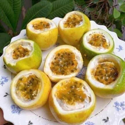 Chị Hà (Cầu Giấy, Hà Nội) cho biết, chanh leo ngọt Sơn La có từ năm ngoái. Nhà chị thường xuyên mua loại chanh này vì ăn ngọt hơn nhiều so với chanh vỏ tím, lại thơm vị ổi.