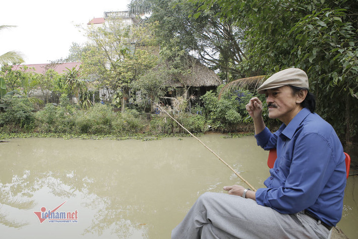 Thay vì cảnh ngột ngạt trên thành phố, khi về quê rồi, nghệ sĩ có cuộc sống thoải mái, dễ chịu hơn rất nhiều với nhà vườn rộng 10.000m2. Ảnh: Vietnamnet.