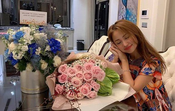 MC Vân Hugo được biết tới là người đẹp thành công, bản lĩnh và vô cùng mạnh mẽ trong cuộc sống. Dù đã trải qua cuộc hôn nhân đầu đổ vỡ, MC Vân Hugo đã tìm được bến đỗ mới bên bạn trai. Hiện tại cô đang hạnh phúc bên bạn trai mới và sẽ là vị hôn vu trong tương lai nhưng người đẹp vẫn giấu mặt một nửa của mình.