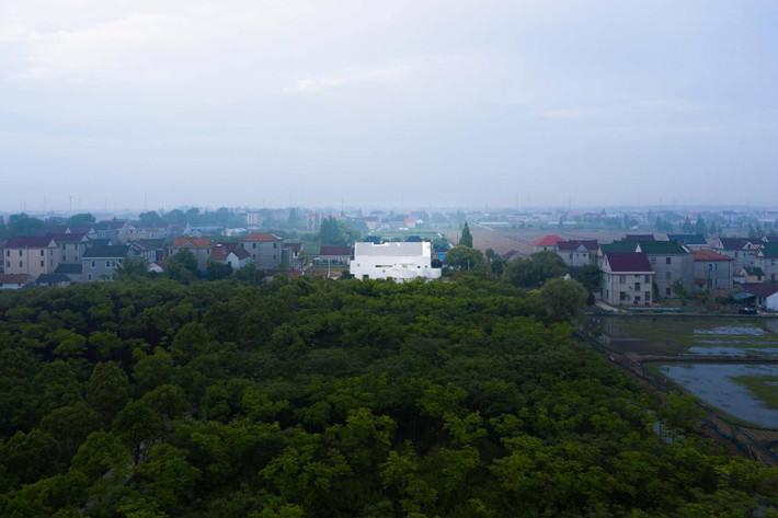 Nhìn từ xa, căn nhà nổi bật nhất vùng với gam màu trắng tinh khôi.