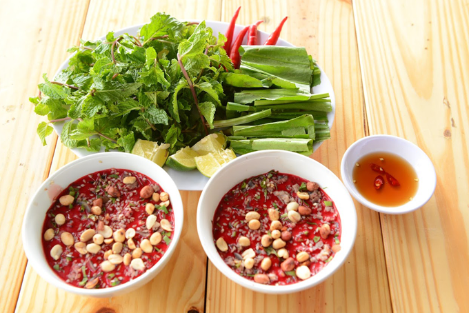 Bát tiết canh đỏ lừ là món ăn khoái khẩu của nhiều người Việt nhưng lại là nỗi khiếp đảm của người nước ngoài khi ghé Việt Nam. Mỗi bát tiết canh có giá vài chục nghìn đồng.