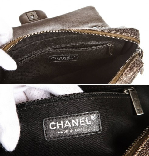 Nhãn bên trong chiếc túi Chanel thật được in mạ bạc để phù hợp với các chi tiết kim loại. Nhãn chính hãng phải là “Made in France” hoặc “Made in Italy”, không có “Made in Paris”.