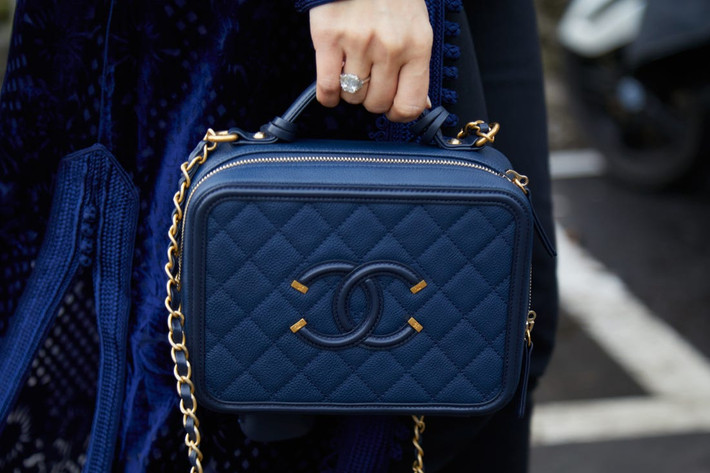 Với túi Chanel làm từ da cá tầm, người mua nên kiểm tra kỹ vân da. Nếu vân da lặp đi lặp lại và giống hệt nhau thì đó là một dấu hiệu của da giả.