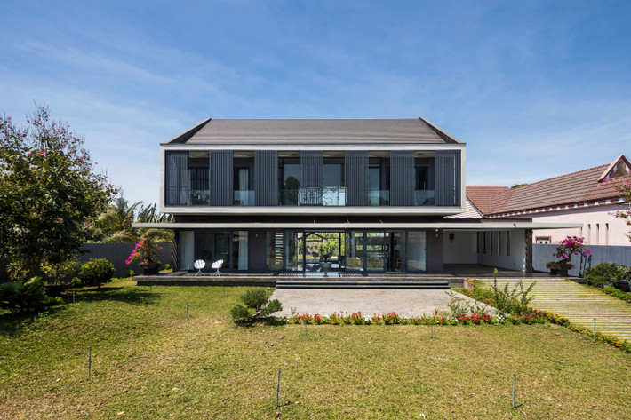 Được xây dựng trên khu đất rộng 2.400m2 ở trung tâm thị trấn Đất Đỏ, Vũng Tàu, căn biệt thự thuộc sở hữu của gia chủ người miền Nam chân thành.