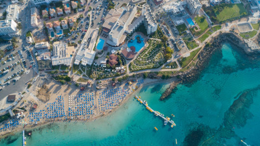 Cộng hòa Cyprus là một đảo quốc thuộc vùng Địa Trung Hải có vị trí trung tâm giữa 3 châu lục: Á, Âu, Phi. Cộng hòa Cyprus là thành viên của Liên minh châu Âu (EU) từ năm 2004. Đến năm 2008, Síp tham gia khối Eurozone (khu vực đồng tiền chung châu Âu). Ảnh: The Borgen Project.