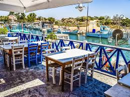 Đảo Cyprus cũng nổi tiếng là thiên đường thuế tại châu Âu, thu hút giới nhà giàu cũng như giới tội phạm rửa tiền. Năm 2010, tài sản ngân hàng tại quốc đảo này tương đương 896% GDP, trong khi tỷ lệ trung bình tại EU là 357%. Ảnh: Just About Cyprus.
