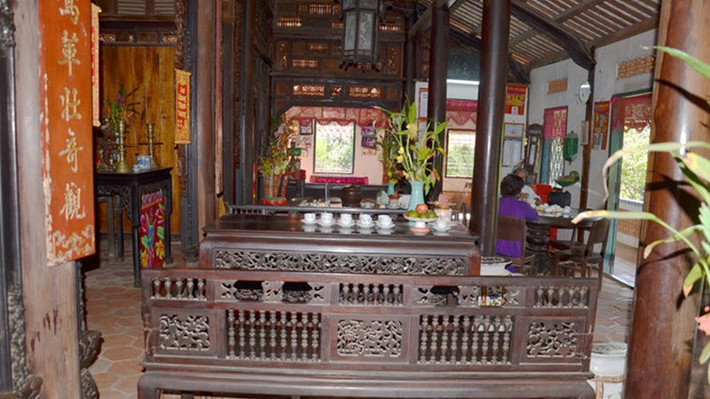 Với lối kiến trúc độc đáo mang đậm phong cách Huế, ngôi nhà trăm cột (68 cột chính và 52 cột phụ) được ông Trần Văn Hoa khởi công xây dựng từ năm 1898 với tổng diện tích 822 m2, theo kiểu nhà rường, mái lợp ngói âm dương. Ảnh: Vietnamnet.