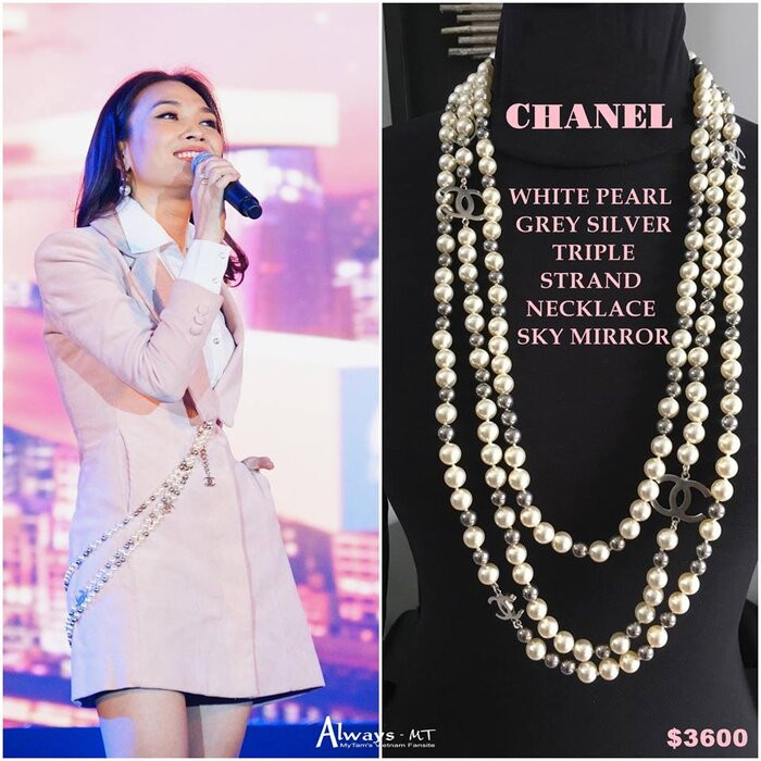 Vòng cổ ngọc trai Chanel khoảng 82 triệu đồng, nữ ca sĩ quấn bên ngoài áo. Ảnh: Always MT.
