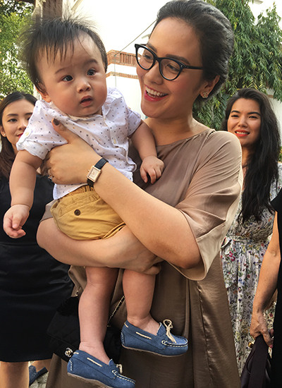 Thế nhưng về tới nhà, cô chỉ là người phụ nữ của Thanh Bùi, là mẹ của các con. Tháng 10/2016, Huệ Vân sinh đôi hai bé trai kháu khỉnh cho Thanh Bùi. Hai bé lần lượt lấy tên Kiến An và Khải An Video: Đại gia Việt lùng sục cá ‘khủng long 6 sừng. Nguồn: VTC14