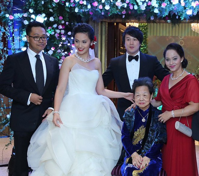Tháng 12/2013, dư luận xôn xao đám cưới hoành tráng của Trương Huệ Vân với nam nhạc sĩ Thanh Bùi. Xuất hiện trong lễ cưới, cô dâu Huệ Vân đã khiến nhiều khách mời phải trầm trồ với chiếc váy váy cưới hàng hiệu trị giá khoảng 200 triệu đồng.