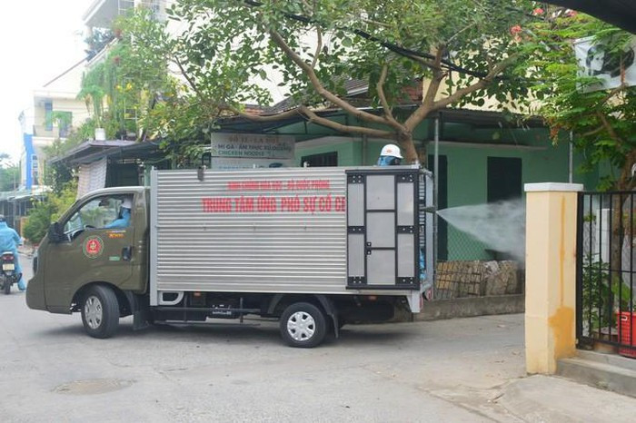 Theo đó, có 13 phương tiện và 52 cán bộ, chiến sĩ làm nhiệm vụ phun khử khuẩn toàn bộ khu vực phố cổ Hội An, khu vực bị phong tỏa ở khối phố An Hội (phường Minh An, TP Hội An) và một số khu vực nguy cơ cao khác trên địa bàn thành phố như Bệnh viện Đa khoa TP Hội An, chùa Bảo Thắng (phường Sơn Phong)...