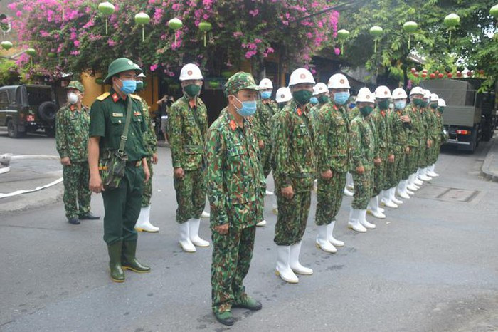 Ngày 2/8, lãnh đạo UBND TP Hội An, tỉnh Quảng Nam cho biết vào sáng cùng ngày, Tiểu đoàn 78 hóa học (Quân khu 5) và lực lượng tăng cường từ Tiểu đoàn 906 - Binh chủng Hóa học (Bộ Quốc phòng) phối hợp cùng lực lượng chức năng TP Hội An phun hóa chất khử khuẩn toàn khu vực phố cổ Hội An và một số khu vực có nguy cơ cao về dịch Covid-19 khác trên địa bàn TP.