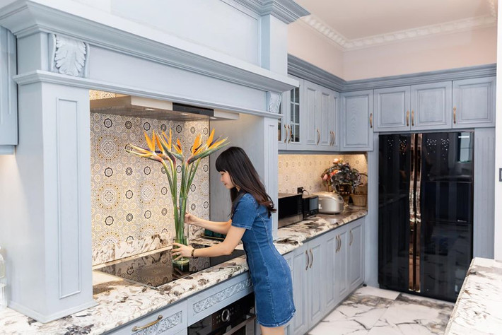 Thủy Anh tiết lộ phải chỉnh đi chỉnh lại với anh thi công để cho ra những chạm trổ chi tiết hợp lý, đẹp nhưng không bị sến.