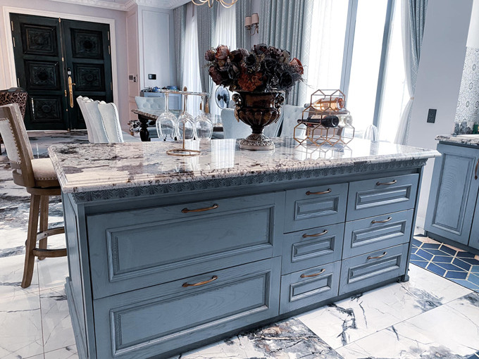 Tủ bếp của gia đình Đăng Khôi - Thủy Anh có thiết kế hình chữ U, kích thước 11x8m. Riêng bàn đảo chiều dài 2m, ngang 1m được tận dụng tối đa làm ngăn đựng bát đĩa và đồ khô.