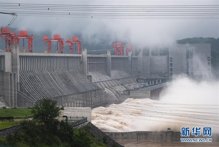 Lưu lượng xả lũ đạt 49.200 m3/giây, cũng là mức cao kỷ lục từ đầu mùa lũ. Ảnh: Tân Hoa Xã.
