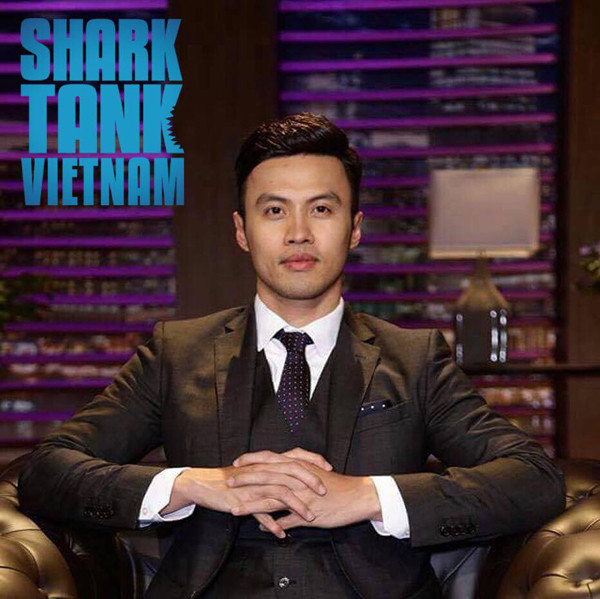 Thành công từ khi còn trẻ nhưng ít ai biết Shark Khoa sinh ra trong một gia đình nghèo, nghèo tới mức nhà cấp 4 không có lợp mái tôn, mà lợp giấy dầu màu đen và lấy những cục gạch để chặn bên trên không gió thổi bay mất.