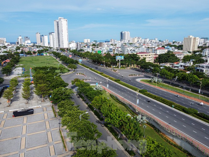 Những ngã đường, những công viên, không gian công cộng ở Đà Nẵng vốn đông người. Nhưng trong những ngày dịch COVID-19 hoành hành, nơi đây trở nên vắng vẻ và ảm đạm.