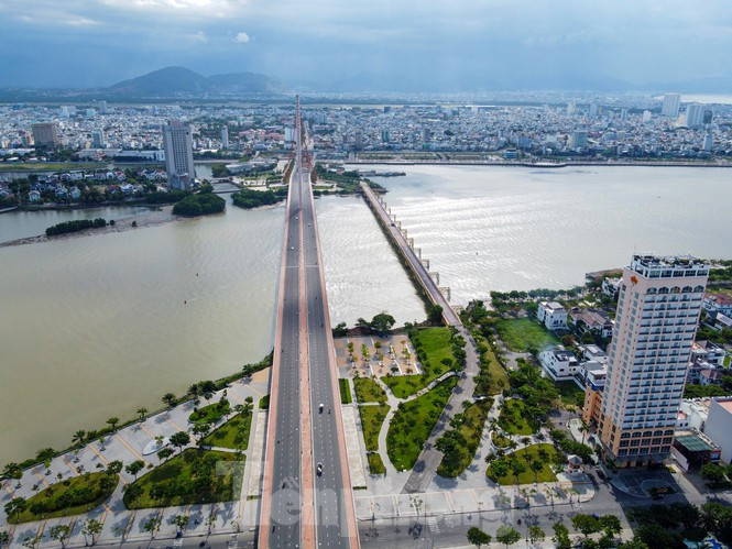 Lác đác xe cộ và phương tiện qua cầu Trần Thị Lý vào chiều 21/8.
