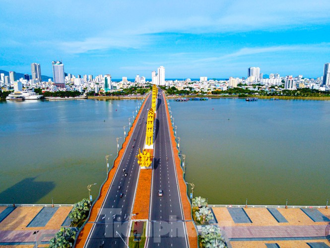 Từ ngày 25/7 đến 18h ngày 20/8, trên địa bàn TP Đà Nẵng ghi nhận 367 trường hợp mắc COVID-19. Trong đó, có 21 bệnh nhân đã tử vong, 96 bệnh nhân đã được chữa khỏi. TP Đà Nẵng đang quyết liệt triển khai các biện pháp phòng, chống COVID. Các địa phương cũng đã xử phạt 1.200 trường hợp người dân không chấp hành cách ly y tế, ra đường trong trường hợp không cần thiết, tụ tập đông người... với số tiền hơn 1,1 tỷ đồng.