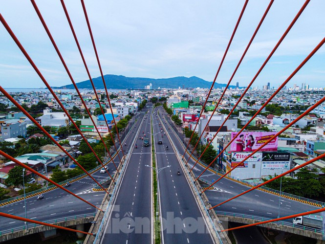 Từ ngày 31/7, cơ quan chức năng triển khai lập 8 chốt chặn phòng dịch ở các cửa ngõ ra vào TP để kiểm soát người và phương tiện. Các hoạt động vận tải hành khách cố định liên tỉnh, các hoạt động vận tại của xe hợp đồng, xe du lịch, xe taxi, xe buýt... được yêu cầu tạm ngừng hoạt động.