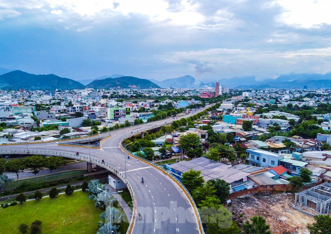 Các ngã đường dẫn lên cầu vượt ngã ba Huế cũng thưa thớt phương tiện do các phương tiện bị cấm ra vào thành phố để ngăn ngừa dịch bệnh lây lan.