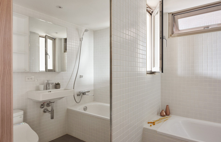 Bên cạnh một phòng tắm được trang bị đầy đủ, một nhà bếp nhỏ gọn cũng là yêu cầu được đưa ra, và phải có không gian để lưu trữ quần áo và sách.