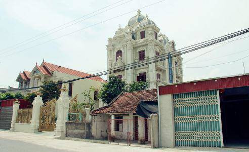 Nhiều người cho biết, có được cơ ngơi như ngày hôm nay là nhờ nghề gỗ truyền thống của quê hương. Ảnh: Người đưa tin.