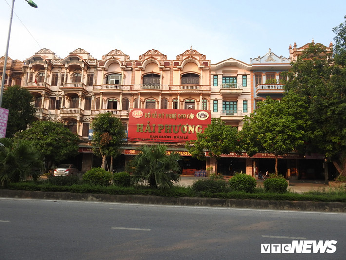 Từ 2000 đến 2003, nơi đây đã có gần 500 trăm doanh nghiệp tư nhân ra đời, nên nhiều người vẫn nói vui rằng nơi đây là “Làng giám đốc” hay “ Làng tỷ phú”, bước chân ra ngõ là gặp giám đốc. Ảnh: VTCnews.