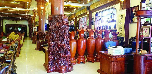 Hầu hết những gia đình mở công ty, hay hợp tác làm đồ gỗ đều có từ vài trăm triệu đến vài tỷ trong nhà. Ảnh: VTCnews