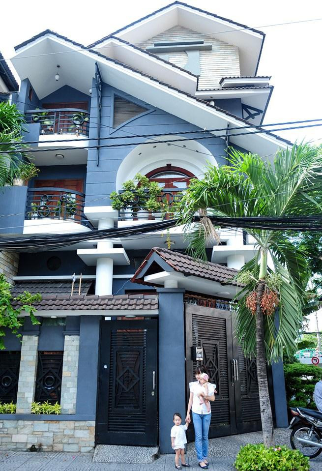 Chốn đi về của hai vợ chồng Lý Hải - Minh Hà cùng với bốn "thiên thần" nhỏ nằm ở trong căn biệt thự rộng lớn tọa lạc ở trung tâm TP.HCM. "Hoa mắt". Căn biệt thự có giá khoảng 2 triệu đô la, nội thất bên trọng ngập gỗ quý đắt tiền.