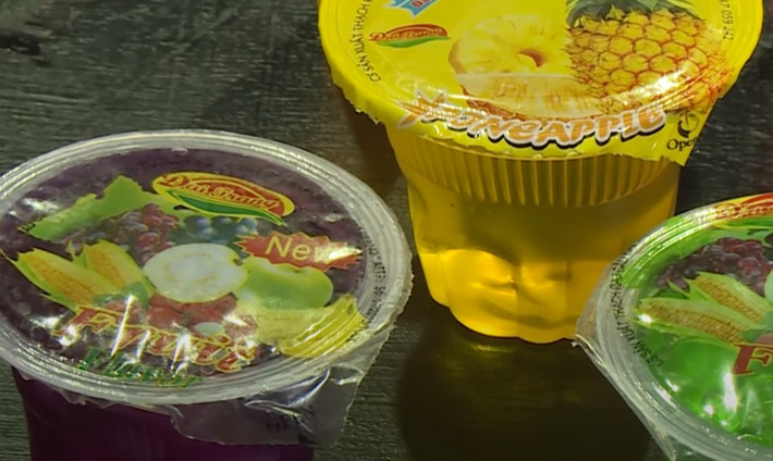 Đây là những hộp thạch rau câu có màu sắc bắt mắt nhưng trên bao bì các thông tin về thành phần ghi rất sơ sài và không có hạn sử dụng.