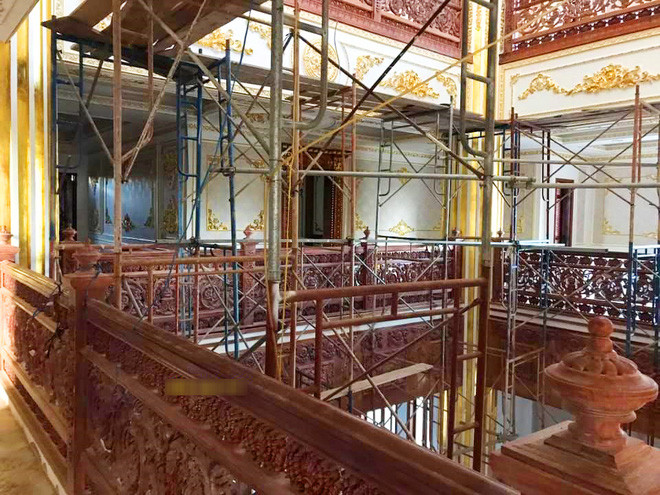 Mới đây, một tòa lâu đài đồ sộ được hoàn thiện với nhiều chi tiết phào chỉ dát vàng được chia sẻ trên mạng xã hội Facebook thu hút sự chú ý của nhiều người. Ảnh: Nhipsongviet.