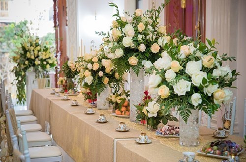 Không chỉ bên trong không gian tiệc cưới, những bông hoa tươi còn được trang trí trải dài từ ngoài cổng lớn của ngôi biệt thự. Ảnh: Yan