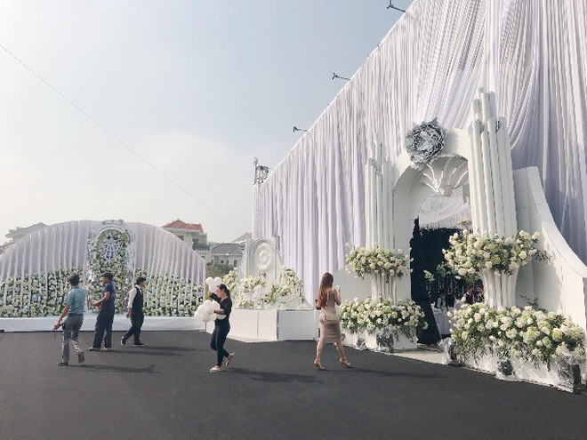 Đám cưới được hơn 100 nhân công của công ty thực hiện liên tục, gấp rút trong 1 tuần trước hôn lễ. Ngoài ra, họ đã sử dụng đến hơn 13.000 bông hoa tươi để làm đẹp cho không gian tiệc cưới. Ảnh: Internet.