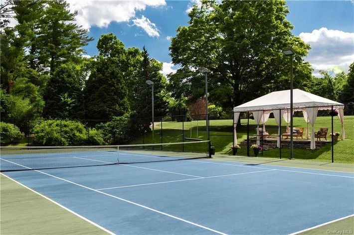 Sân tennis cho gia chủ luyện tập thể thao. Nguồn ảnh: Business Insider Video: Dân Sài thành ‘tiếc’ biệt thự Pháp bị phá dỡ. Nguồn: VTC14