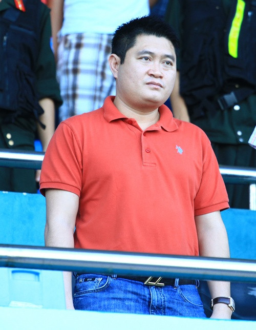 Năm 2013, bầu Thụy nhường lại “sân chơi” bóng đá cho người em trai của mình là ông Nguyễn Xuân Thủy. Sau nhiều năm làm bóng đá, bầu Thụy đã bơm hàng chục tỷ đồng mỗi năm cho bóng đá. Ảnh: Zing. Video: Đại gia Việt lùng sục cá ‘khủng long 6 sừng. Nguồn: VTC14