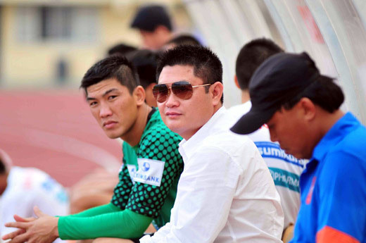 Không chỉ chơi siêu xe, Nguyễn Đức Thụy lấn sân sang bóng đá. Ông được biết đến với vai trò ông bầu của 2 đội bóng thi đấu ở giải vô địch quốc gia Việt Nam 2011 là Sài Gòn Xuân Thành và giải hạng nhất quốc gia Việt Nam là Bảo hiểm Thái Sơn Quảng Nam. Ảnh: NĐT.