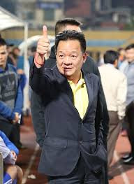 Bên cạnh đó, bầu Hiển cũng "vung tiền" tài trợ bóng đá với việc chiêu mộ nhiều cầu thủ giỏi, cầu thủ chất lượng trong và ngoài nước để có danh hiệu. Ông cũng không ít lần mạnh tay thưởng lớn cho các cầu thủ.
