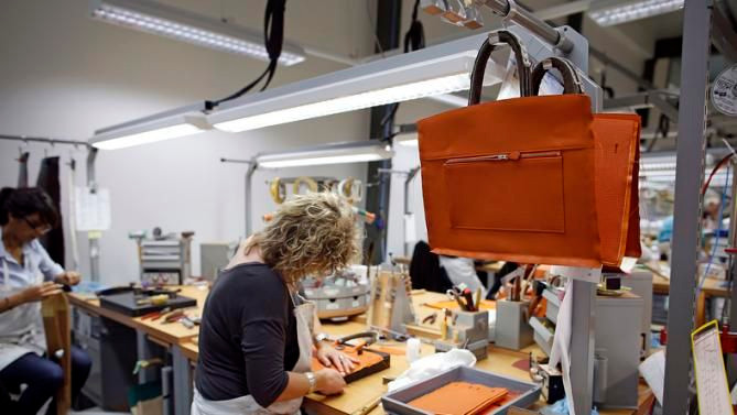 Một nhà máy của Hermès tại Pháp chỉ sản xuất được 15 sản phẩm mỗi tháng với nhiều phong cách và mẫu mã khác nhau. Vì vậy, khách hàng muốn mua túi xách Hermès vẫn phải đặt trước và chờ khá lâu.