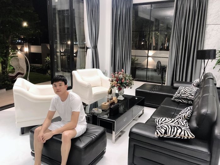 Nhà gồm có 3 tầng, 7 phòng ngủ, có khu vực dành cho giải trí, tập luyện thể thao... Nội thất trong nhà đều là hàng cao cấp, màu sắc nhã nhặn, được bố trí gọn gàng, hợp mắt. Ảnh: FBNV